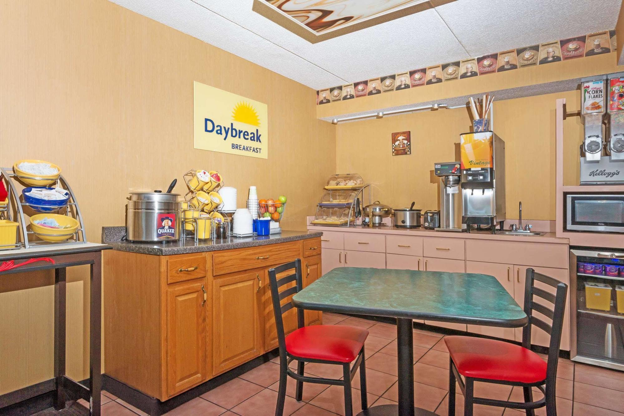 Days Inn By Wyndham Dayton Huber Heights Northeast Eksteriør billede